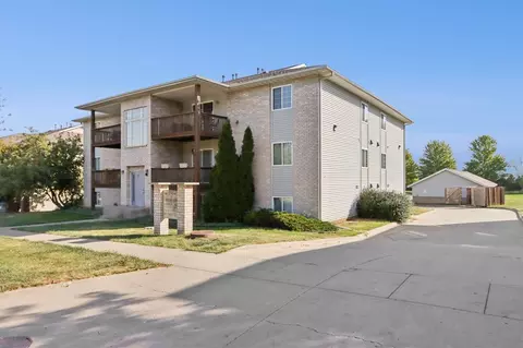 66 Westside Dr, Iowa City, IA 52246