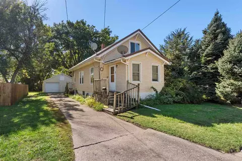 433 E Van Buren St, Washington, IA 52353