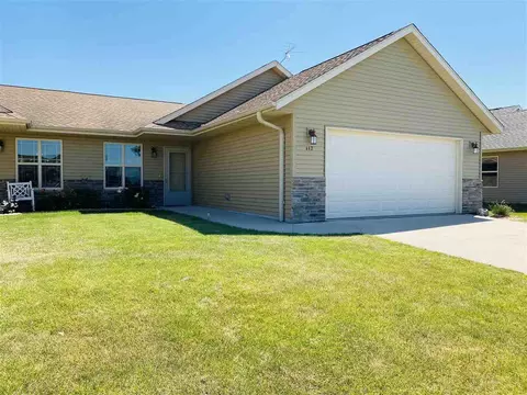 112 Hampton Cir, Williamsburg, IA 52361