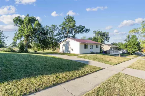 Exterior - 1721 Americus Dr SE, Cedar Rapids, IA 52403 photo 5 of 6