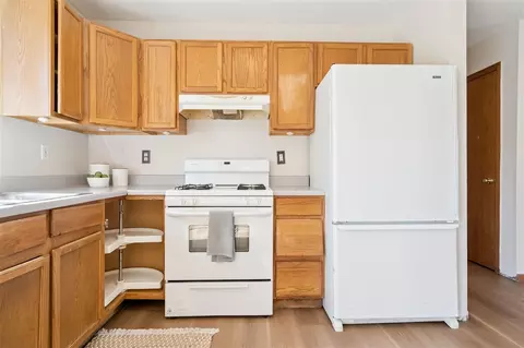 Kitchen - 1721 Americus Dr SE, Cedar Rapids, IA 52403 photo 2 of 2