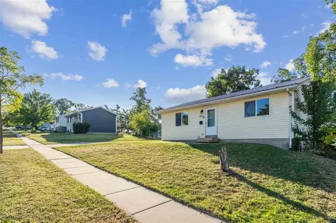 Exterior - 1721 Americus Dr SE, Cedar Rapids, IA 52403 photo 2 of 6