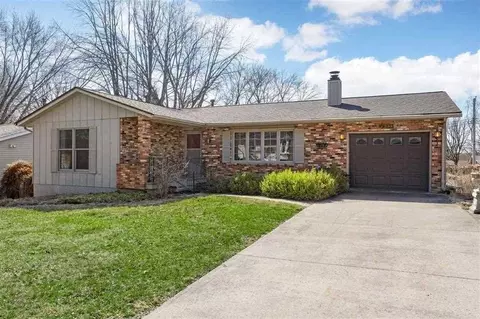 2935 Sweet Briar Ave, Iowa City, IA 52245