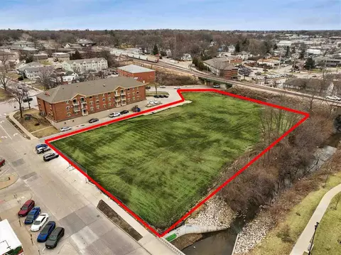 305 E Prentiss St, Iowacity, IA 52240