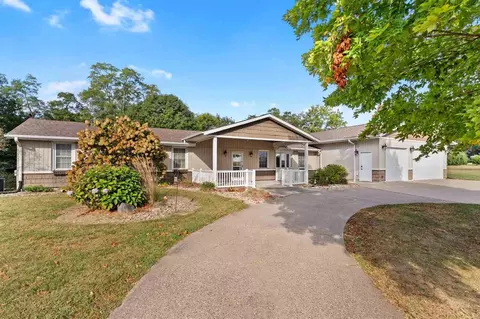 1968 Geneva Hills Rd, Muscatine, IA 52761