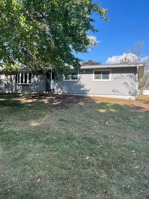 2 Greenview Dr, West Branch, IA 52358
