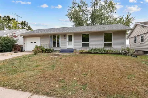 32 Regal Ln, Iowa City, IA 52240