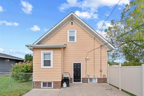Exterior - 1857 E Ave NE, Cedar Rapids, IA 52402 photo 1 of 4