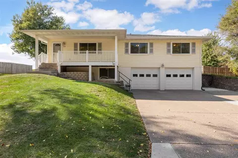 2210 Imperial Oaks Dr, Muscatine, IA 52761