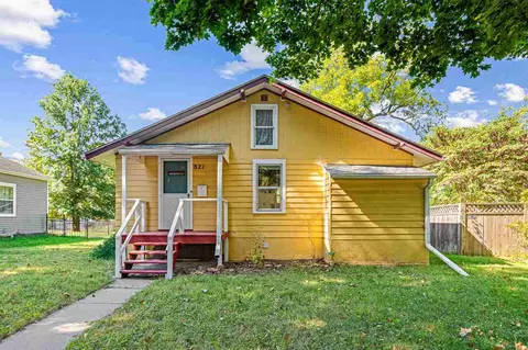 821 Roosevelt, Iowa City, IA 52240