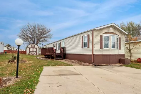 912 Spring Ridge Dr, Iowa City, IA 52246