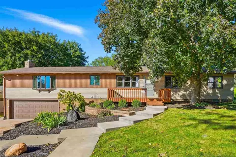 803 11th St, Kalona, IA 52247