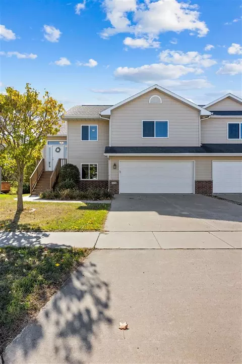352 Windflower Ln, Solon, IA 52333