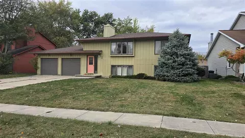 1446 Eastview Dr, Coralville, IA 52241