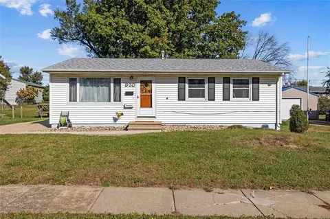 920 W 8th Ave, Marion, IA 52302