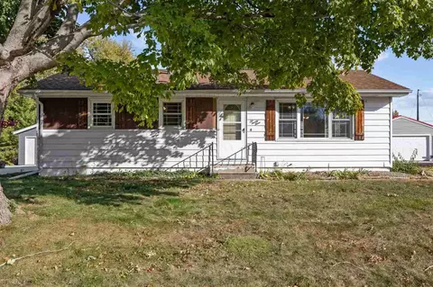 623 27th St NW, Cedar Rapids, IA 52405