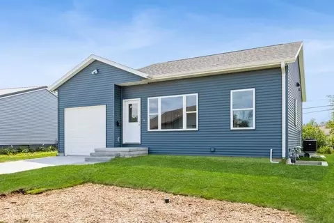 164 Cherry Hill Rd NW, Cedar Rapids, IA 52405