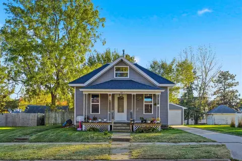 621 W 2nd St, Washington, IA 52353