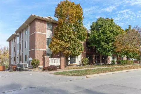 408 W Side Dr, Iowacity, IA 52246