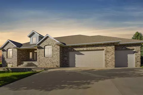 2111 W 4th St, Vinton, IA 52349