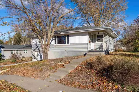 806 S Ave C, Washington, IA 52353