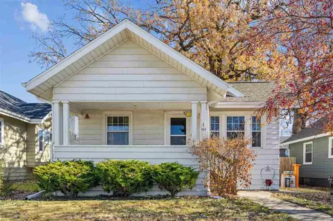 910 Maplewood Dr NE, Cedar Rapids, IA 52402