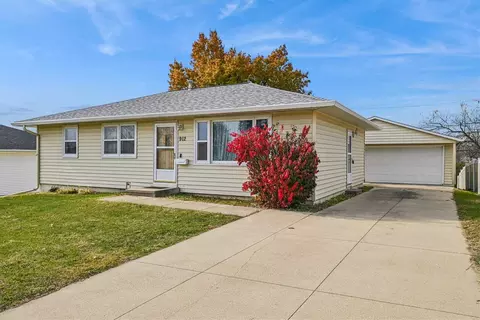 912 NW 29th St, Cedar Rapids, IA 52405