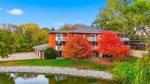 321 Woodside Dr, Iowa City, IA 52246