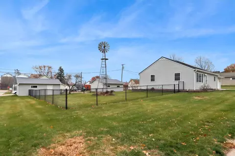 906 4th St, Victor, IA 52347