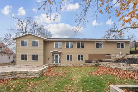 2944 Oakland Rd NE, Cedar Rapids, IA 52402