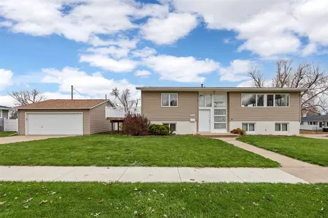 2200 Country Club Dr, Marion, IA 52302