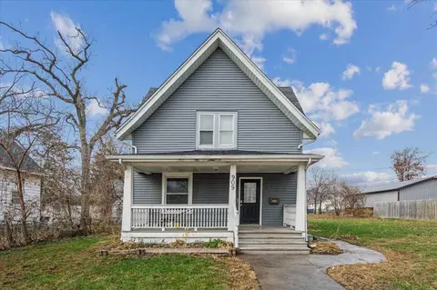 909 Daniels St NE, Cedar Rapids, IA 52402