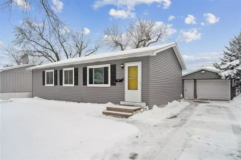 208 Lenora Dr NW, Cedar Rapids, IA 52405
