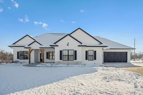 9243 Feather Ridge Pass, Cedar Rapids, IA 52411