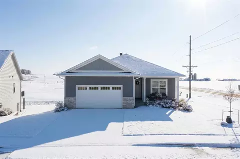 916 Long Dr, Solon, IA 52333