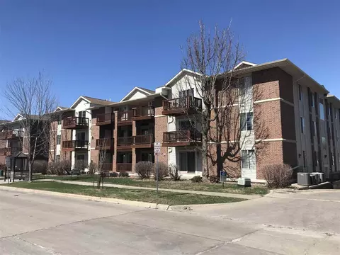 454 W Side Dr, Iowacity, IA 52246