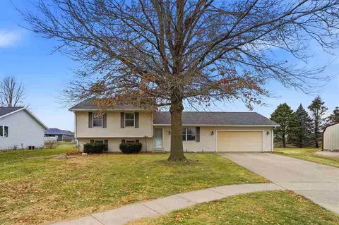 41 Williams Cir, Hills, IA 52235