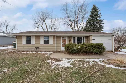 5610 Briarwood St SW, Cedar Rapids, IA 52404