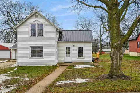321 S 3rd St, Coggon, IA 52218