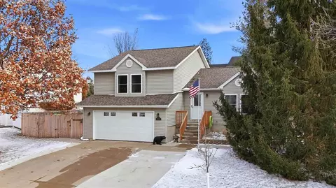 2023 Lynncrest Dr, Coralville, IA 52241