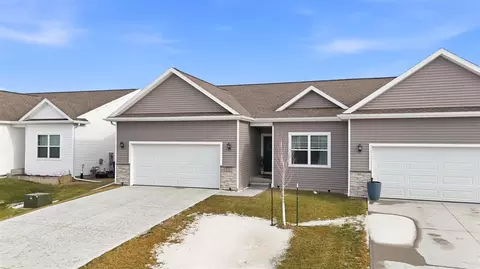 812 Juneberry Dr, Palo, IA 52324