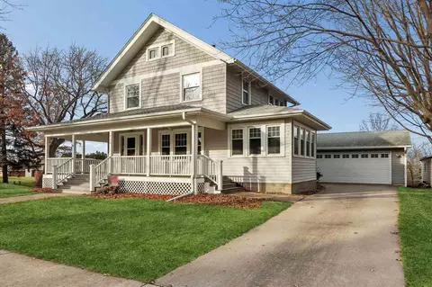 706 W Welsh St, Williamsburg, IA 52361
