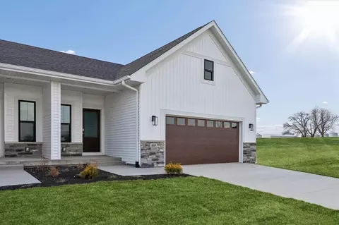 1015 Highland Trl, Solon, IA 52333