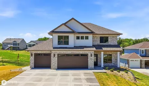 1152 Kona Cir, Coralville, IA 52241