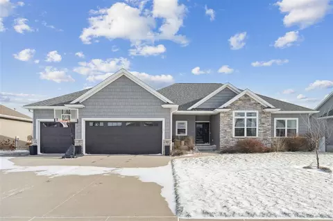 380 Ascot Ln, Robins, IA 52328