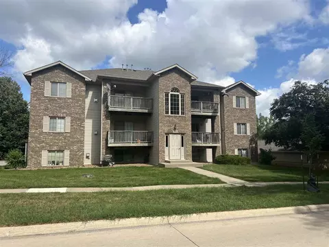 2864 Coral Ct, Coralville, IA 52241