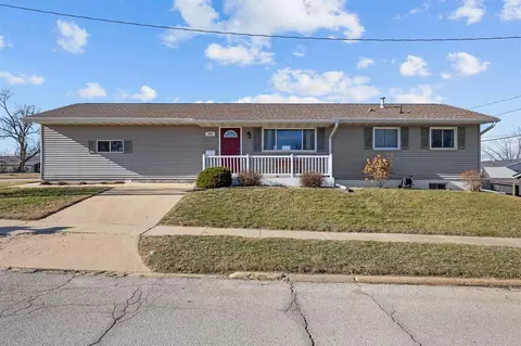 990 S 5th St, Marion, IA 52302