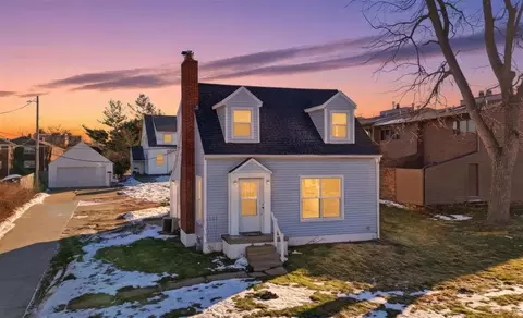 1228 Oakland Rd NE, Cedar Rapids, IA 52402