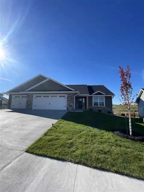 3851 Winnsboro Dr, Iowa City, IA 52245