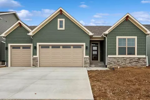 215 Chadwick Ln, Iowa City, IA 52245